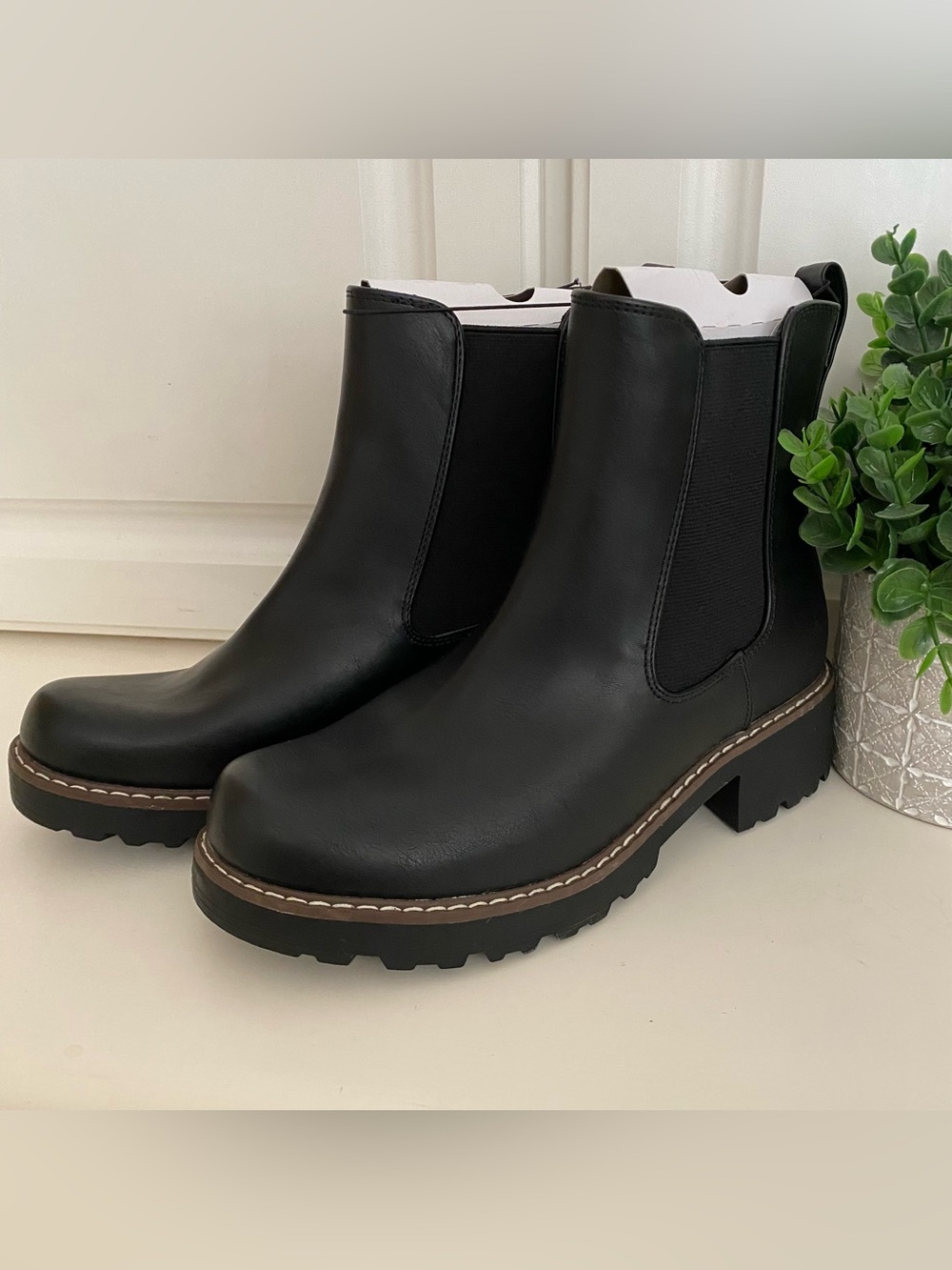 Universal Thread Women's Celina Chelsea Boots